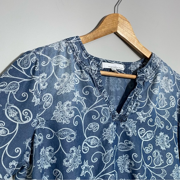 Fourteenth Place Paisley‎ Chambray Blouse with V-Neck - Size Medium - Picture 5 of 7
